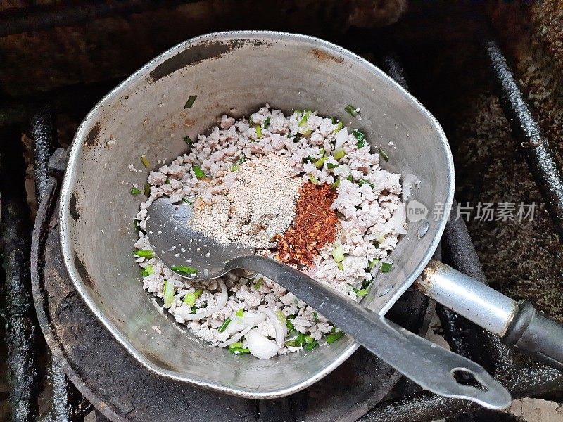 烹饪泰国食物-辣猪肉沙拉(Larb Moo)